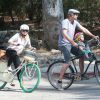 Exclusif - Kristen Bell enceinte fait du vélo avec son mari Dax Shepard et leur fille Lincoln à Los Feliz, le 15 juillet 2014.