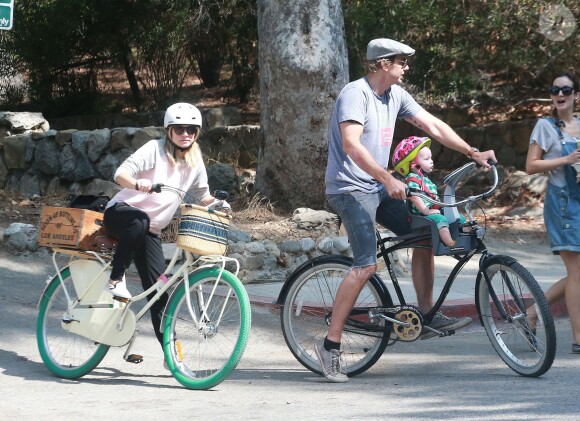 Exclusif - Kristen Bell enceinte fait du vélo avec son mari Dax Shepard et leur fille Lincoln à Los Feliz, le 15 juillet 2014.