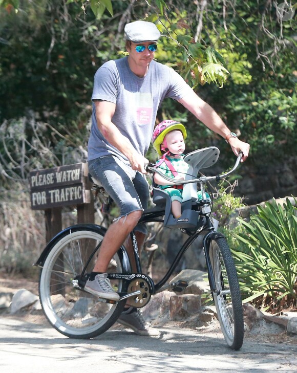 Exclusif - Dax Shepard et son fille Lincoln font du vélo puis vont déjeuner au restaurant avec des amis à Los Feliz, le 15 juillet 2014.