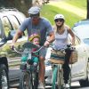 Exclusif - Kristen Bell enceinte, son mari Dax Shepard et leur fille Lincoln font du vélo puis vont déjeuner au restaurant avec des amis à Los Feliz, le 15 juillet 2014.
