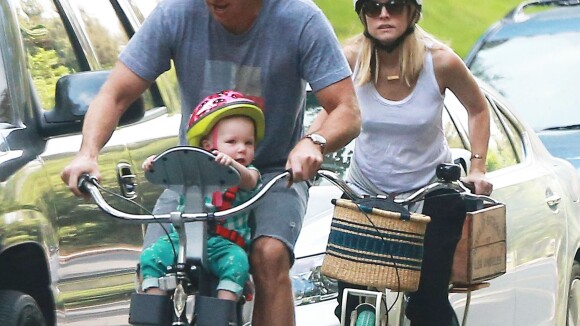 Kristen Bell enceinte: Baby bump radieux pour une virée à vélo avec mari et bébé