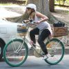 Exclusif - Kristen Bell enceinte, son mari Dax Shepard et leur fille Lincoln font du vélo puis vont déjeuner au restaurant avec des amis à Los Feliz, le 15 juillet 2014.