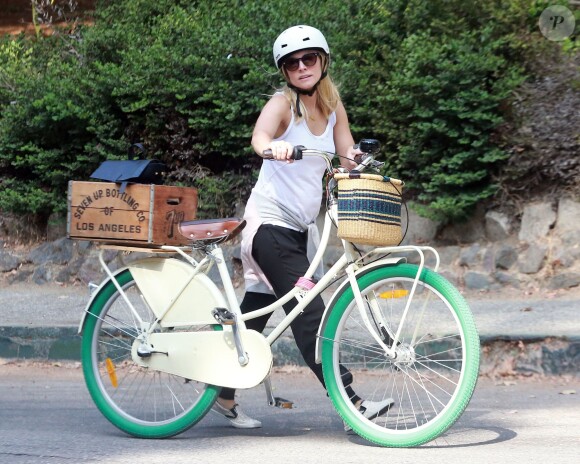 Exclusif - Kristen Bell enceinte et en vélo à Los Feliz, le 15 juillet 2014.