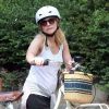 Exclusif - Kristen Bell enceinte, fait du vélo à Los Feliz, le 15 juillet 2014.