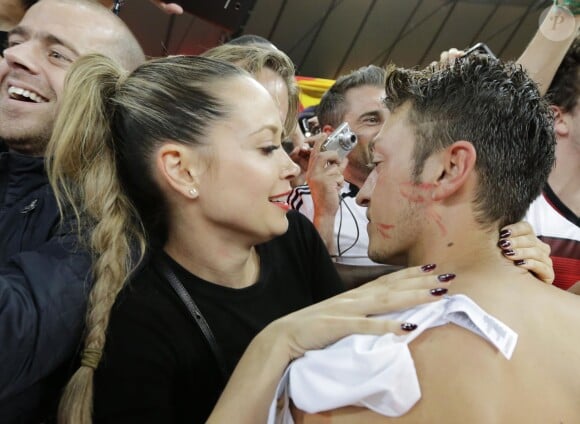 Mandy Capristo et son compagnon Mesut Özil après la victoire de l'Allemagne en finale de la Coupe du monde au Brésil, le 13 juillet 2014 au stade Maracanã de Rio de Janeiro