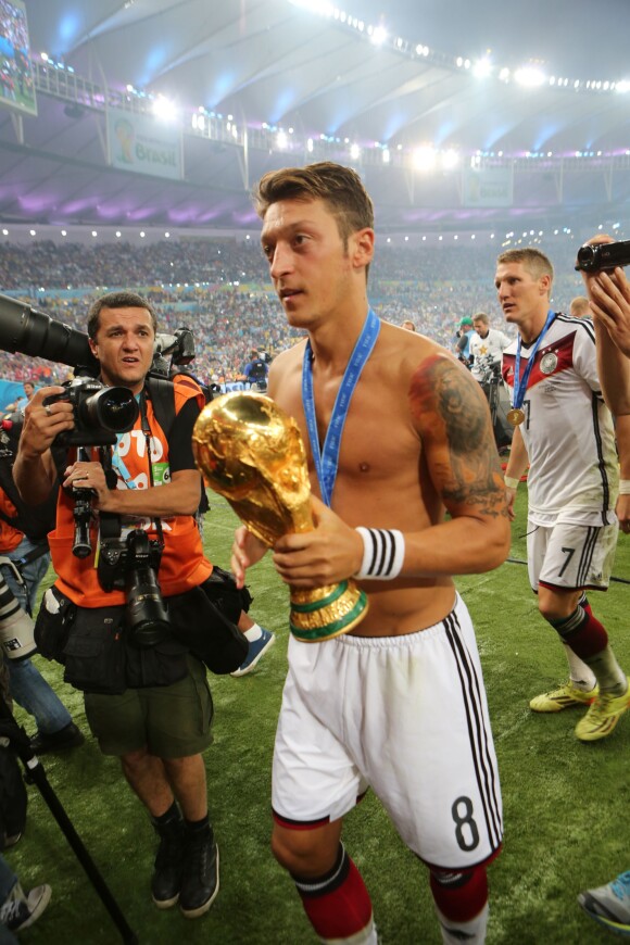 Mesut Özil après la victoire de l'Allemagne en finale de la Coupe du monde au Brésil, le 13 juillet 2014 au stade Maracanã de Rio de Janeiro