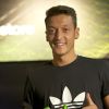 Mesut özil, ambassadeur de la marque Adidas, à la boutique Adidas du stade Santiago Bernabeu à Madrid le 28 août 2013