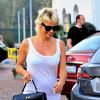 Pamela Anderson va dîner avec une amie à Malibu le 5 juillet 2014.