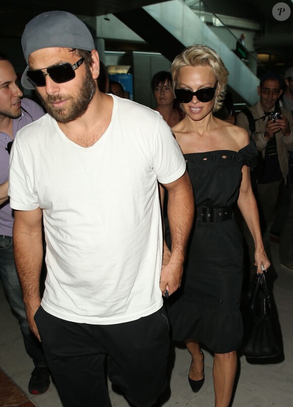 Pamela Anderson et Rick Salomon à l'aéroport de Nice pour le Festival de Cannes, le 13 mai 2014.