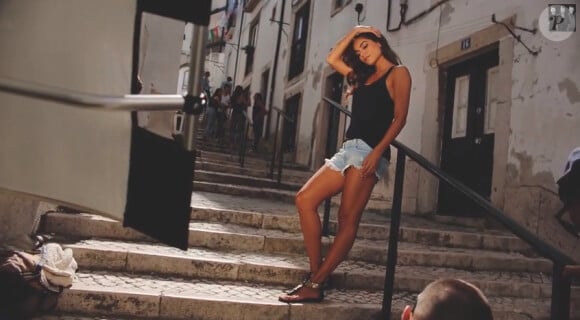 Nanda en plein boulot... Image du making of du clip La Camisa Negra par les Latin Lovers, réal. Matthieu Allard. Juillet 2014.
