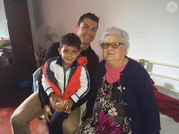 Cristiano Ronaldo a publié sur son compte Twitter le 8 juillet 2014 une photo de son fils et de lui-même au côté de sa grand-mère décédée, afin de lui rendre un hommage plein d'émotions.