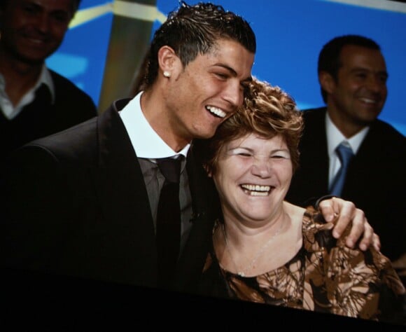 Cristiano Ronaldo et sa mère à Paris, le 7 décembre 2008. 