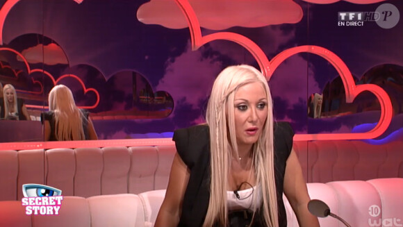 Julie révèle son secret au confessionnal : elle est hypermnésique ! (Secret Story 8, le vendredi 18 juillet 2014.)