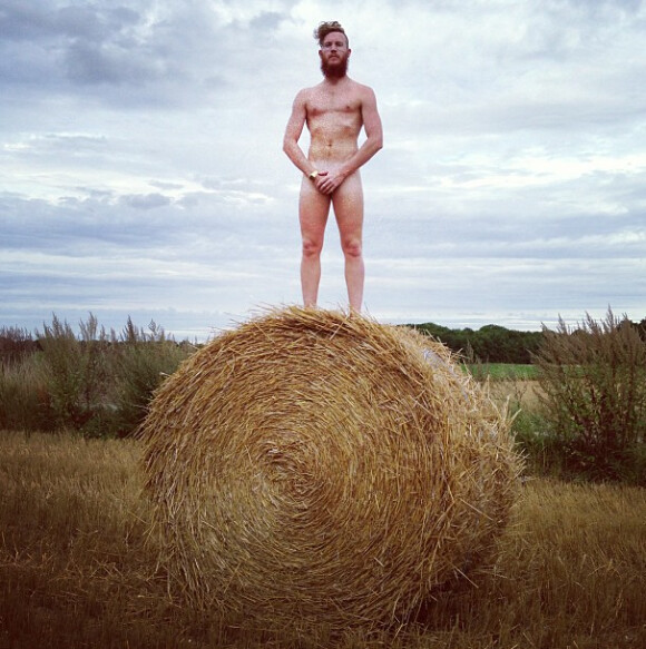 Geoffrey Bouin, de Secret Story 8, pose nu sur une série de photos décalées postées sur Instagram.