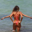 La surfeuse Anastasia Ashley passe ses vacances avec des amis à Miami le 18 juillet 2014