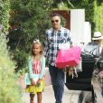 Jessica Alba, son mari Cash Warren et leurs filles Honor et Haven se rendent à une fête à Los Angeles. Le 19 juillet 2014