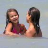 Jessica Alba profite d'une belle journée ensoleillée à la plage avec son mari Cash Warren et sa fille Honor à Mexico, le 10 juillet 2014 
Photo exclusive
