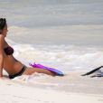  Jessica Alba profite d'une belle journée ensoleillée à la plage avec son mari Cash Warren et sa fille Honor à Mexico, le 10 juillet 2014  
 Photo exclusive 