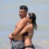 Jessica Alba in love profite d'une belle journée ensoleillée à la plage avec son mari Cash Warren et sa fille Honor à Mexico, le 10 juillet 2014
Photo exclusive