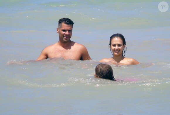 Exclusif - no web - no blog - Jessica Alba profite d'une belle journée ensoleillée à la plage avec son mari Cash Warren et sa fille Honor à Mexico, le 10 juillet 2014  For germany call for price - No web use - Please hide children face prior publication Exclusive -‘ Sin City' actress Jessica Alba enjoys some fun in the sun on the beach with her husband Cash Warren and their daughter Honor on July 10, 2014 in Mexico.10/07/2014 - Mexico