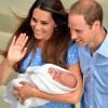 Le prince George de Cambridge quitte la maternité de l'hôpital St Mary à Pangbourne, Londres, le 23 juillet 2014, au lendemain de sa naissance. Le fils du prince William et de Kate Middleton a eu 1 an le 22 juillet 2014.