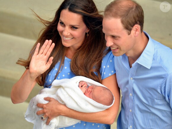 Le prince George de Cambridge quitte la maternité de l'hôpital St Mary à Pangbourne, Londres, le 23 juillet 2014, au lendemain de sa naissance. Le fils du prince William et de Kate Middleton a eu 1 an le 22 juillet 2014.