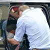 Le prince George de Cambridge installé sur la banquette arrière du Range Rover le 23 juillet 2014 : en route pour la vie ! Le fils du prince William et de Kate Middleton a eu 1 an le 22 juillet 2014.