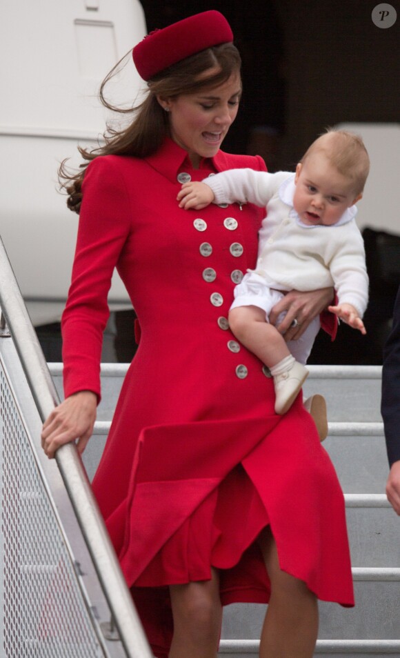 L'arrivée du prince George de Cambridge en Nouvelle-Zélande, à Wellington, le 7 avril 2014. Son premier voyage officiel à l'étranger, et déjà prêt à sauter des bras de sa maman. Le fils du prince William et de Kate Middleton a eu 1 an le 22 juillet 2014.