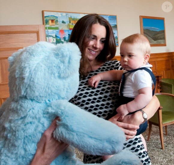 Qu'est-ce que tu regardes, comme ça ? Le prince George de Cambridge perplexe face à un ours en peluche géant à la Maison du gouvernement de Wellington, en Nouvelle-Zélande, le 9 avril 2014. Le fils du prince William et de Kate Middleton a eu 1 an le 22 juillet 2014.