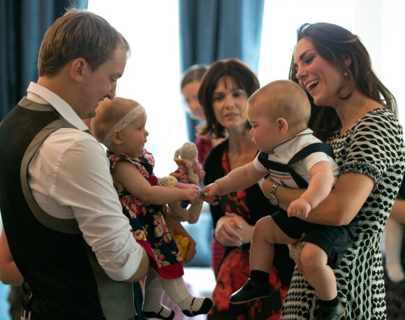 Pas très galant... Le prince George de Cambridge se dispute un jouet avec une demoiselle à la Maison du gouvernement de Wellington, en Nouvelle-Zélande, le 9 avril 2014. Le fils du prince William et de Kate Middleton a eu 1 an le 22 juillet 2014.