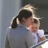 Le prince George de Cambridge dans les bras de sa nounou Maria Teresa Turrion Borrallo à l'aéroport de Sydney le 16 avril 2014. C'était la première fois qu'on voyait ainsi le duo. Le fils du prince William et de Kate Middleton a eu 1 an le 22 juillet 2014.