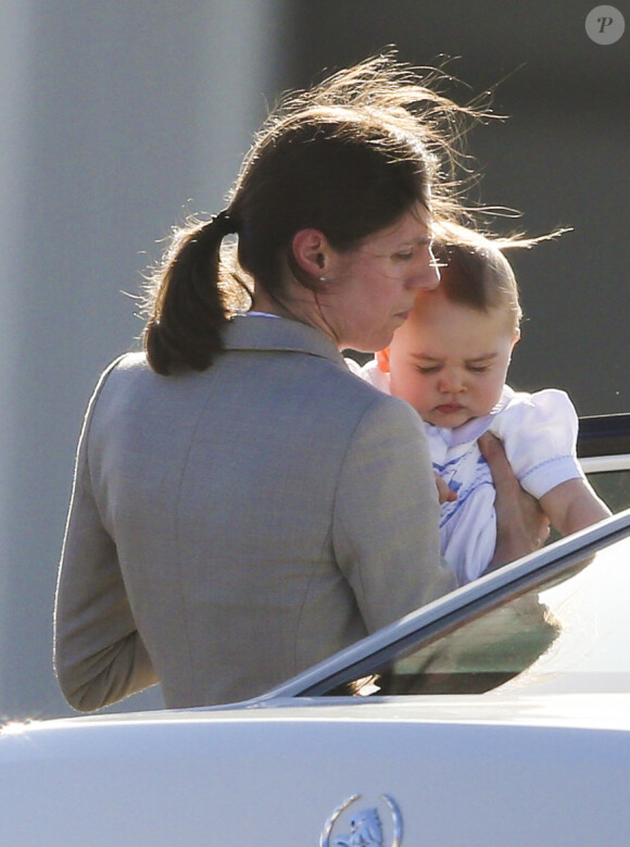 Le prince George de Cambridge dans les bras de sa nounou Maria Teresa Turrion Borrallo à l'aéroport de Sydney le 16 avril 2014. C'était la première fois qu'on voyait ainsi le duo. Le fils du prince William et de Kate Middleton a eu 1 an le 22 juillet 2014.
