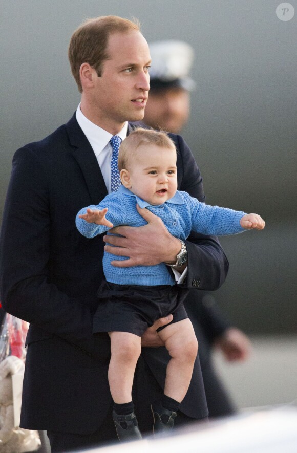 Le prince George de Cambridge arrive avec le sourire (ce qui est rare !) à Canberra le 20 avril 2014. Le fils du prince William et de Kate Middleton a eu 1 an le 22 juillet 2014.