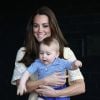 Le prince George de Cambridge impatient de quitter les bras de sa maman, attiré par les animaux au Zoo de Taronga, le 21 avril 2014 à Sydney. Le fils du prince William et de Kate Middleton a eu 1 an le 22 juillet 2014.