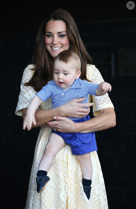 Le prince George de Cambridge impatient de quitter les bras de sa maman, attiré par les animaux au Zoo de Taronga, le 21 avril 2014 à Sydney. Le fils du prince William et de Kate Middleton a eu 1 an le 22 juillet 2014.