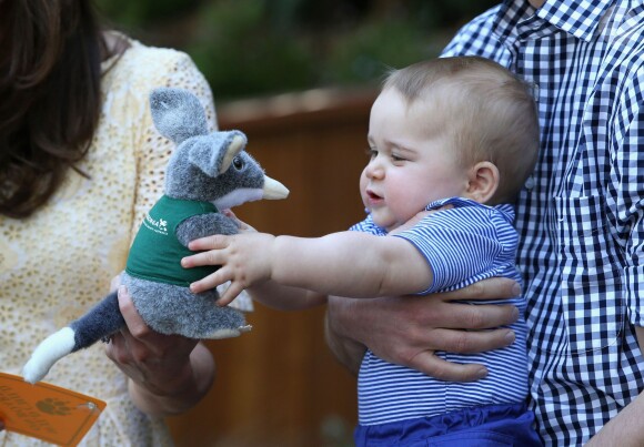 Le prince George de Cambridge tout heureux avec son bilby en peluche au zoo de Taronga, le 21 avril 2014 à Sydney. Le fils du prince William et de Kate Middleton a eu 1 an le 22 juillet 2014.