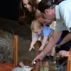 Le prince George de Cambridge veut attraper le gentil bilby du Zoo de Taronga, le 21 avril 2014 à Sydney. Le fils du prince William et de Kate Middleton a eu 1 an le 22 juillet 2014.