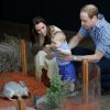 Le prince George de Cambridge sur la pointe des pieds, intrigué par ce bilby du Zoo de Taronga, le 21 avril 2014 à Sydney. Le fils du prince William et de Kate Middleton a eu 1 an le 22 juillet 2014.