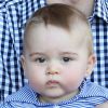 Drôle de contraste : le prince de Cambridge les lèvres pincées et la bouille pleine d'aplomb dans les bras de son père, hilare, le 21 avril 2014 au zoo de Taronga à Sydney. Le fils du prince William et de Kate Middleton a eu 1 an le 22 juillet 2014.