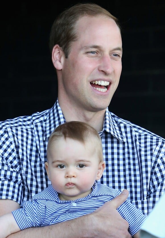 Drôle de contraste : le prince de Cambridge les lèvres pincées et la bouille pleine d'aplomb dans les bras de son père, hilare, le 21 avril 2014 au zoo de Taronga à Sydney. Le fils du prince William et de Kate Middleton a eu 1 an le 22 juillet 2014.