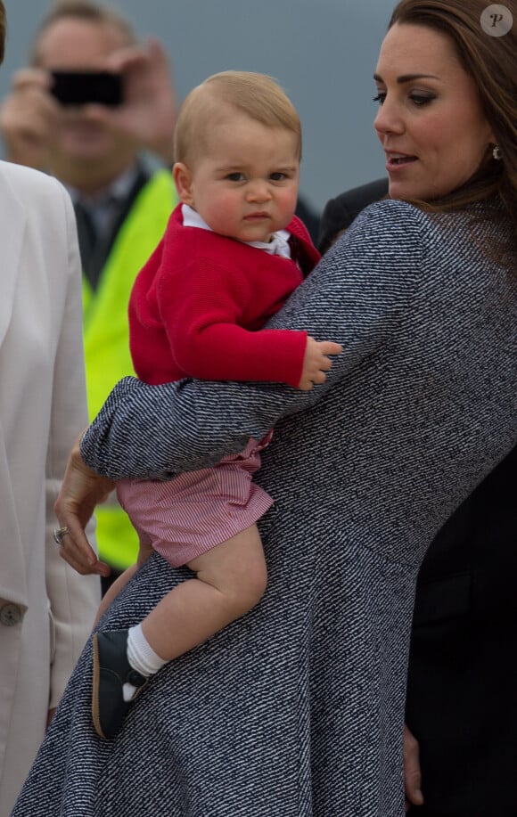 Le prince George de Cambridge boudeur pour la fin de son séjour en Australie, à Canberra le 25 avril 2014. Le fils du prince William et de Kate Middleton a eu 1 an le 22 juillet 2014.