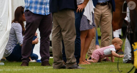 Le prince George de Cambridge se carapate à quatre pattes sous les yeux de sa maman lors du Jerudong Trophy, un tournoi de polo disputé par les princes William et Harry le 15 juin 2014 à Cirencester. Le fils du prince William et de Kate Middleton a eu 1 an le 22 juillet 2014.