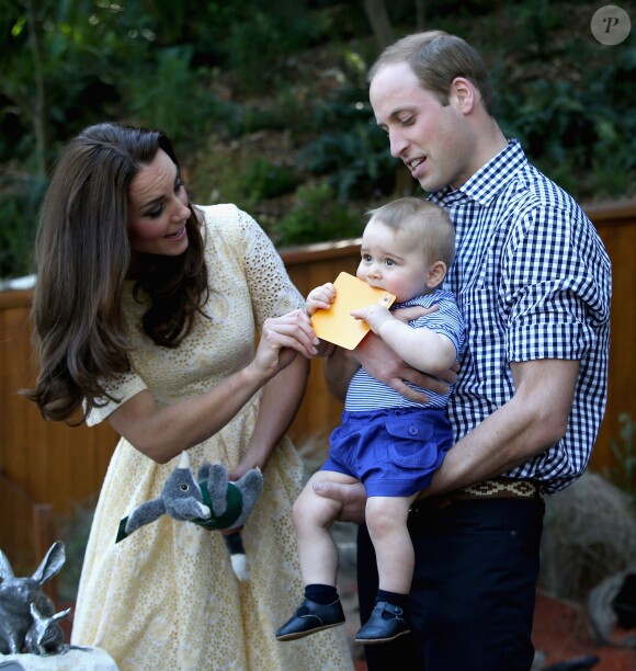 C'est pas de ma faute, c'est mes dents ! Le prince George de Cambridge dévore une carte offerte en l'honneur de sa venue au zoo de Taronga, le 21 avril 2014 à Sydney. Le fils du prince William et de Kate Middleton a eu 1 an le 22 juillet 2014.