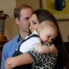 Câlin ! Le prince George de Cambridge lové dans les bras de sa maman à la Maison du gouvernement de Wellington, en Nouvelle-Zélande, le 9 avril 2014. Une photo qui a été choisie, dans une version en noir et blanc, par le duc et la duchesse de Cambridge pour illustrer leur site officiel. Le fils du prince William et de Kate Middleton a eu 1 an le 22 juillet 2014.