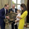 George et les animaux en peluche, toute une histoire ! Le prince George de Cambridge conquis par un wombat en peluche, chez le gouverneur général d'Australie à Sydney le 16 avril 2014. Le fils du prince William et de Kate Middleton a eu 1 an le 22 juillet 2014.