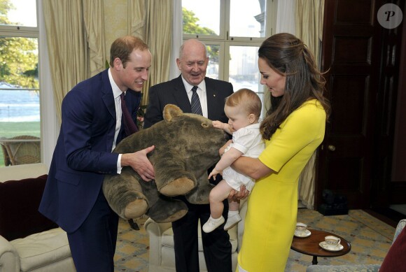 George et les animaux en peluche, toute une histoire ! Le prince George de Cambridge conquis par un wombat en peluche, chez le gouverneur général d'Australie à Sydney le 16 avril 2014. Le fils du prince William et de Kate Middleton a eu 1 an le 22 juillet 2014.