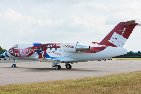 En bonus : le bombardier-carte d'anniversaire ! Pour le 1er anniversaire du prince George de Cambridge, un avion a été transformé en caret d'anniversaire, le 21 juillet 2014, à Londres. Sans doute la plus chère au monde.