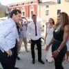 Serena Williams a posé ses valises à Novigrad où elle a rencontré le maire Anteo Milos, visité la ville et reçu de nombreux cadeaux de la part des locaux, le tout avec le sourire, le 18 juillet 2014