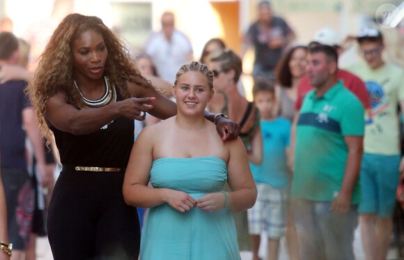 Serena Williams a posé ses valises à Novigrad où elle a rencontré le maire Anteo Milos, visité la ville et reçu de nombreux cadeaux de la part des locaux, le tout avec le sourire, le 18 juillet 2014