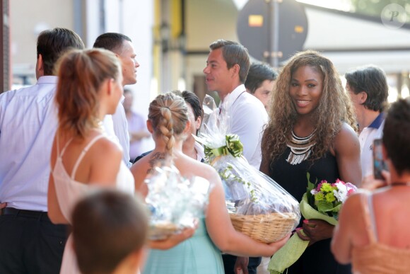 Serena Williams reçoit des cadeaux de la part de la ville de Novigrad après avoir rencontré le maire de la ville Anteo Milos, le 18 juillet 2014